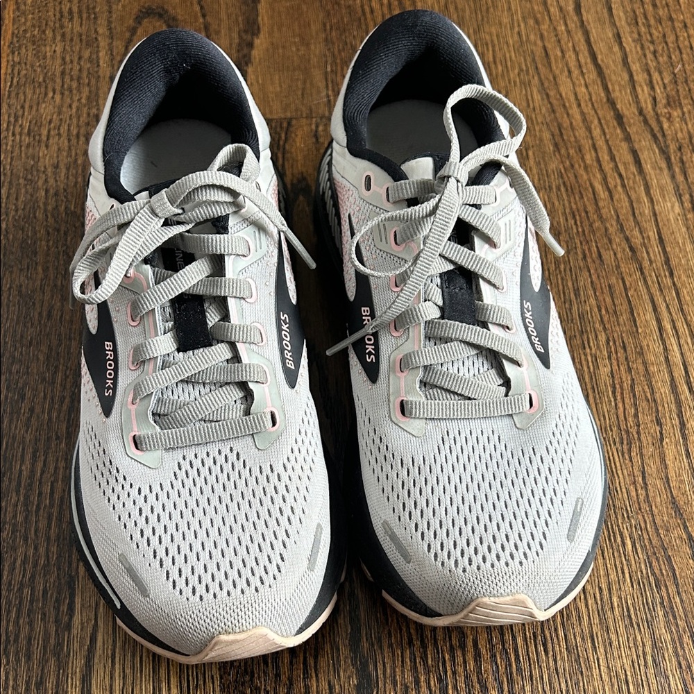 Brooks women’s sz 7.5 Adrenaline GTS 22. Gray and rose. EUC